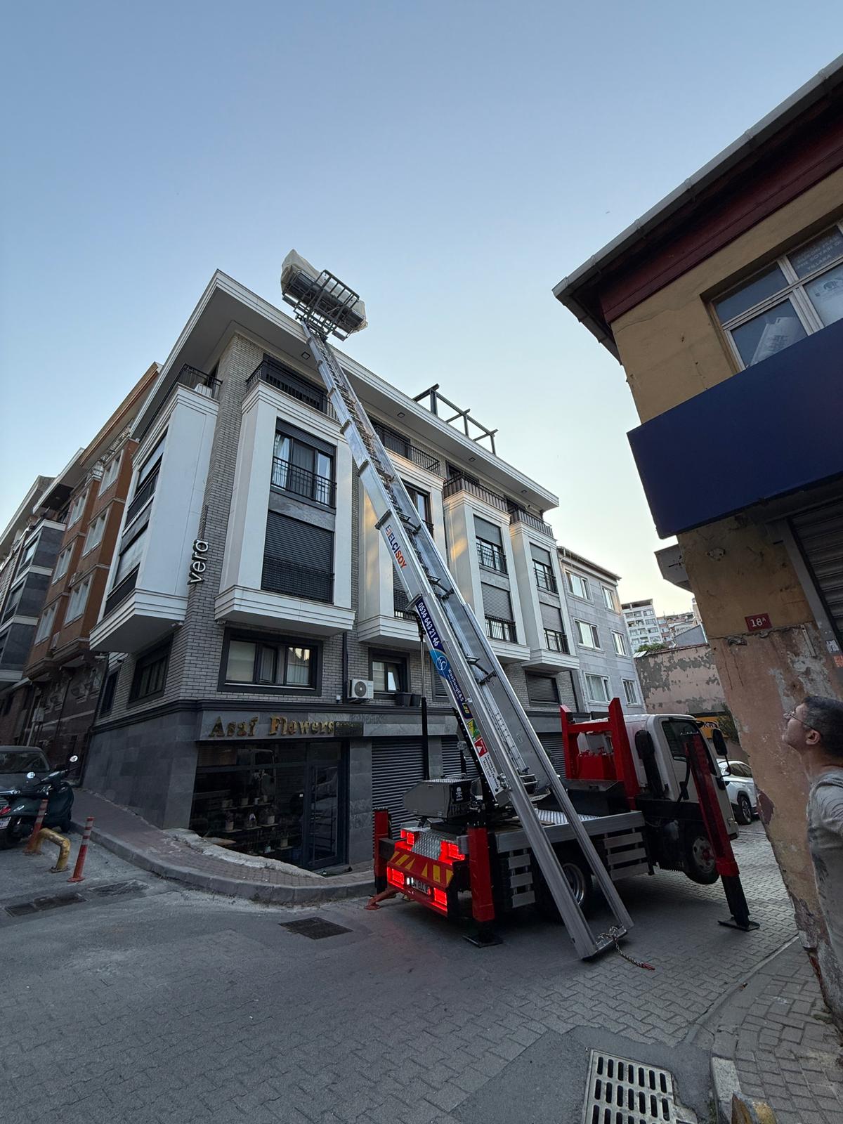 İstanbul’da yüksek katlara ulaşan dış cephe nakliye asansörü