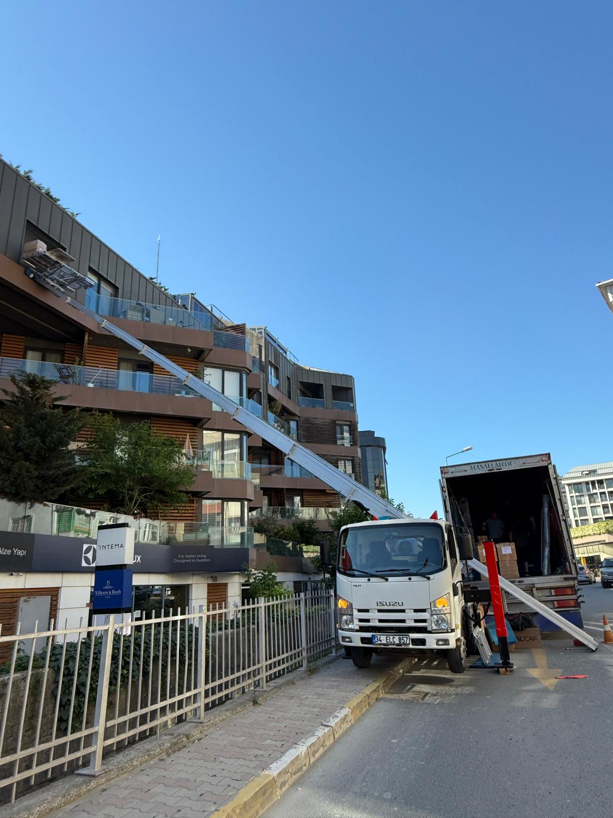 Bina dışından eşya taşıyan kiralık nakliye asansörü